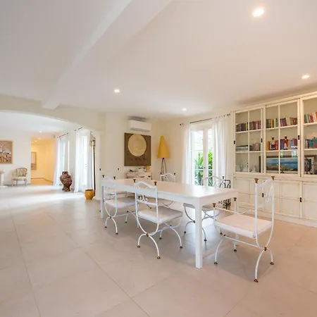 Le Roi Soleil Villa *